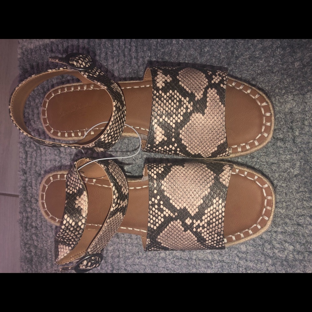 Universal Thread Sandals